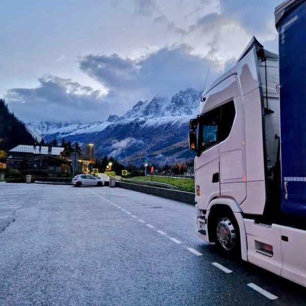 ciągnik-z-naczepa-w-alpach